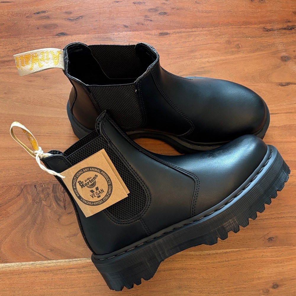 NWT Doc Martens Black Vegan 2976 Felix Platform Chelsea Boots Size 7 Men's